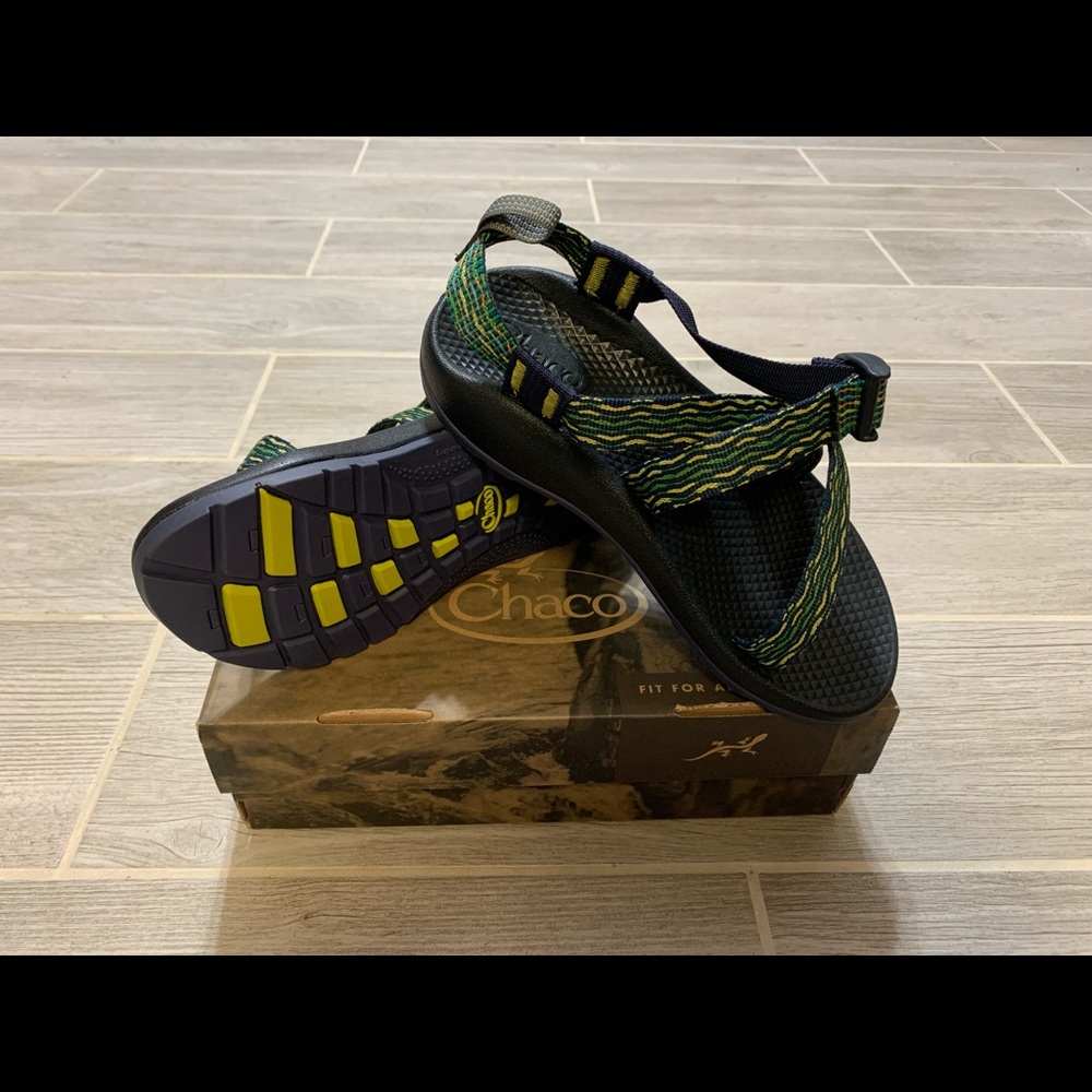 BRAND NEW Boys Chocos Size 5